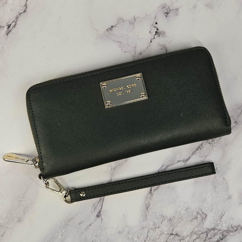 *PRICE FIRM* Michael Kors Green Leathet Wallet with Wrist Strap